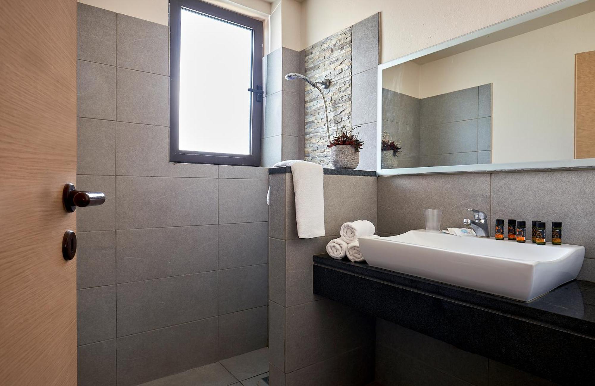 Creteco Hotel & Suites Goúrnes Buitenkant foto