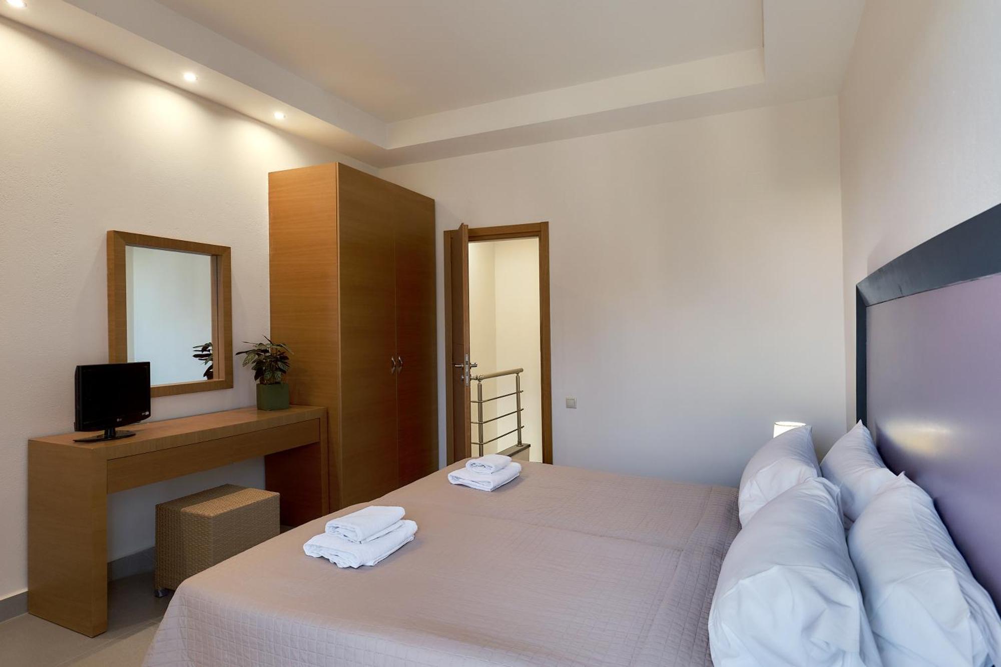 Creteco Hotel & Suites Goúrnes Buitenkant foto