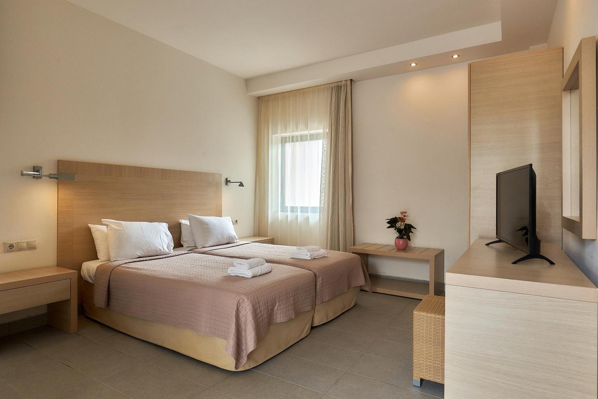 Creteco Hotel & Suites Goúrnes Buitenkant foto