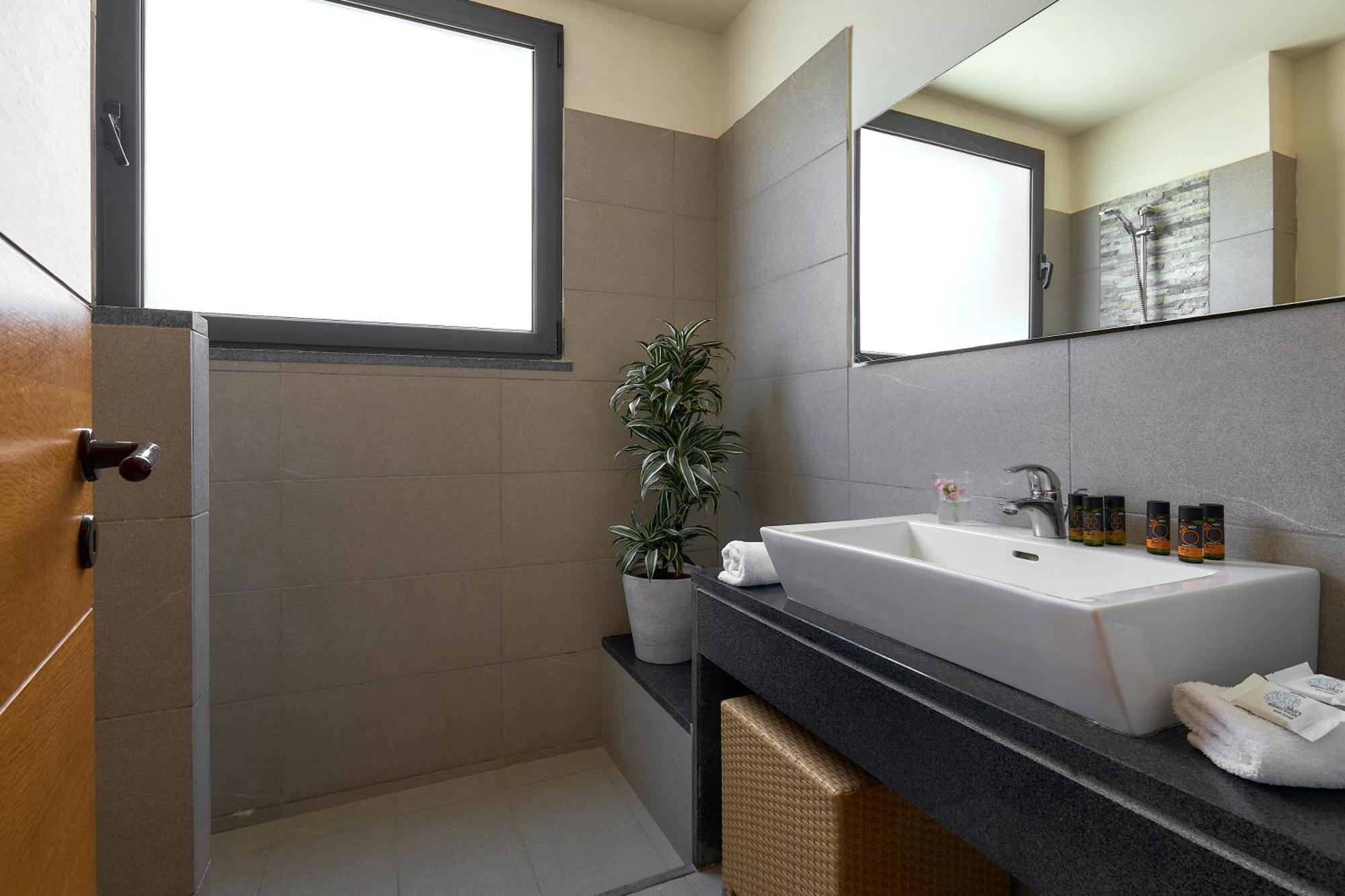 Creteco Hotel & Suites Goúrnes Buitenkant foto